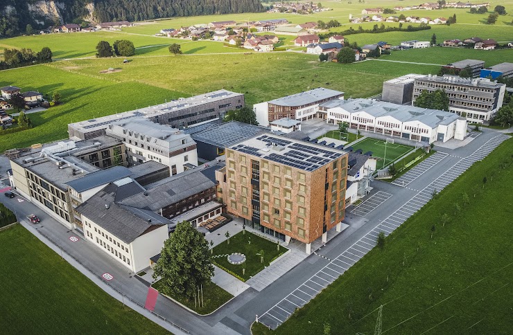 eine Luftbild des Areals des Holztechnikum Kuchl